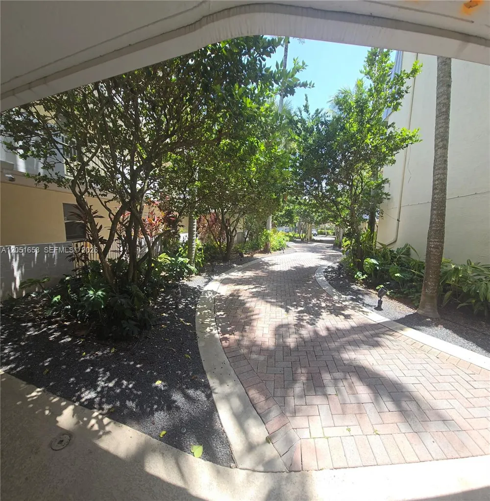 8950 SW 69th Ct #306 Pinecrest, FL 33156