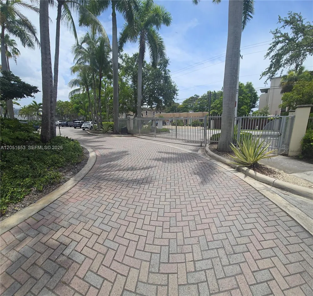 8950 SW 69th Ct #306 Pinecrest, FL 33156