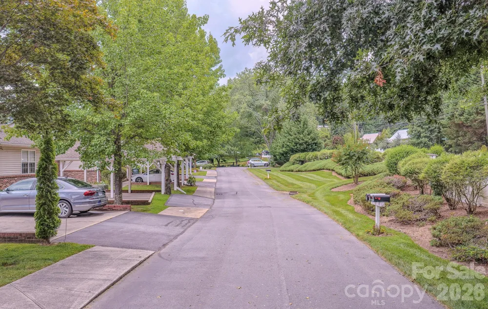39 Creekside Court Hendersonville, NC 28791