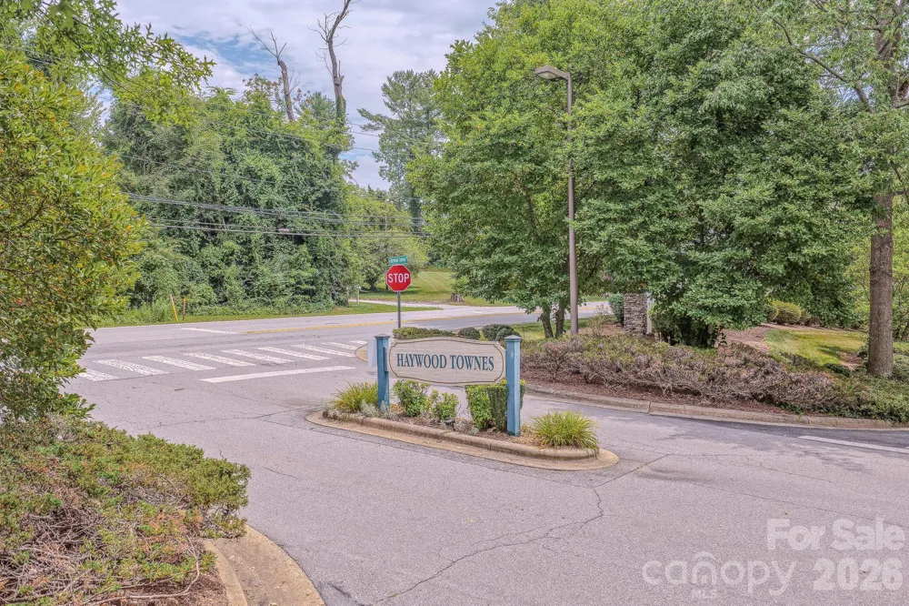 39 Creekside Court Hendersonville, NC 28791