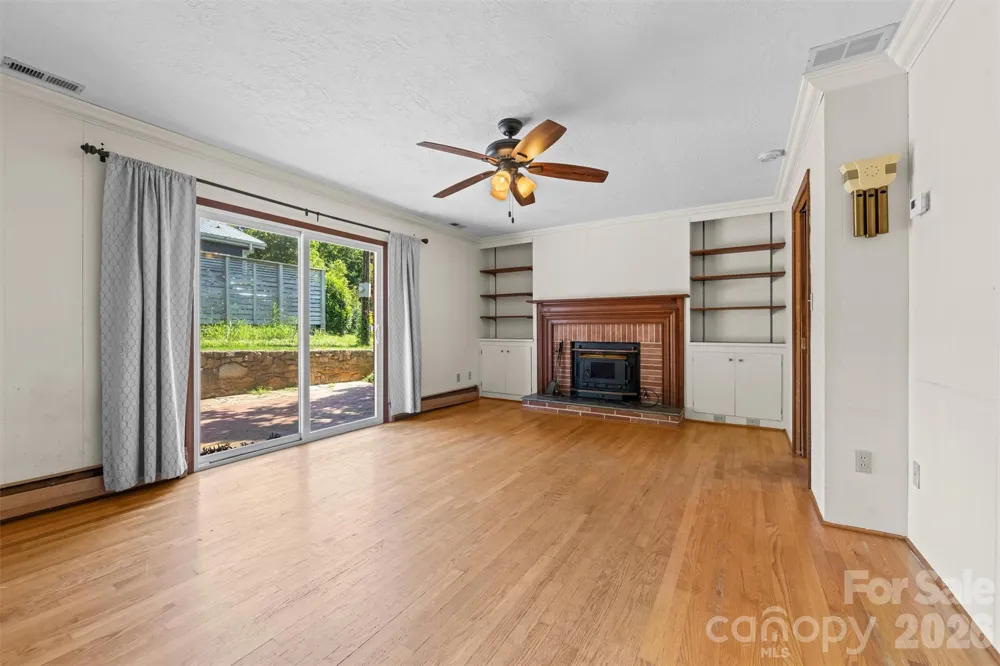 21 Hamburg Drive Weaverville, NC 28787