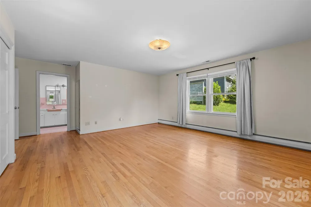 21 Hamburg Drive Weaverville, NC 28787