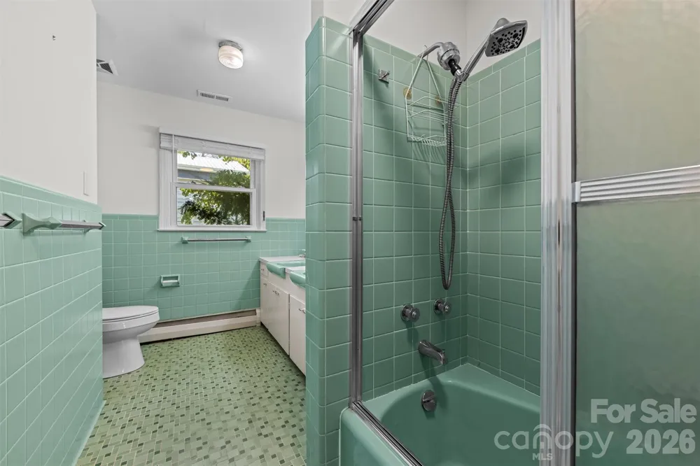 21 Hamburg Drive Weaverville, NC 28787