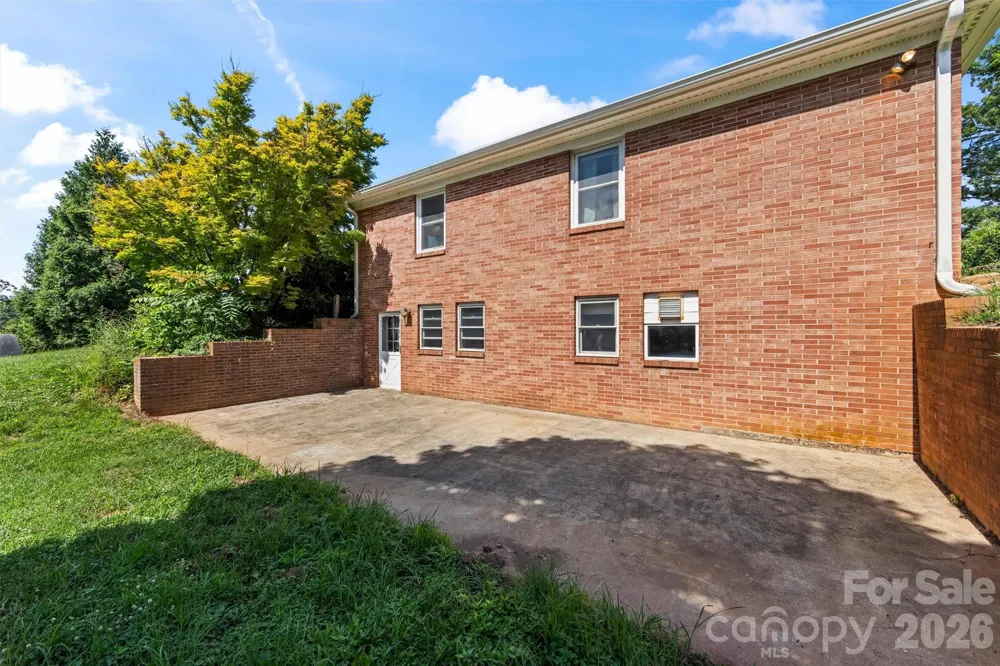 21 Hamburg Drive Weaverville, NC 28787
