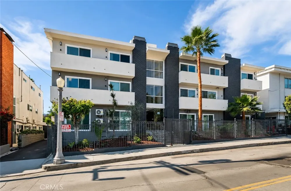 2449 Beachwood Drive #10 Hollywood Hills, CA 90068