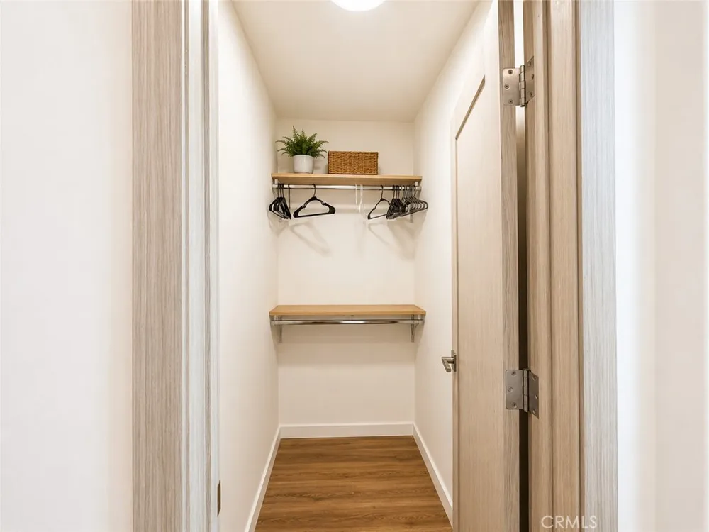 2449 Beachwood Drive #10 Hollywood Hills, CA 90068
