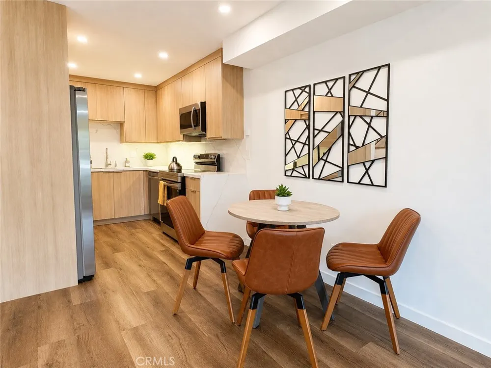 2449 Beachwood Drive #10 Hollywood Hills, CA 90068