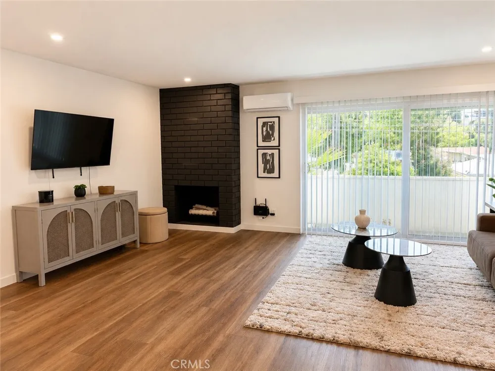 2449 Beachwood Drive #10 Hollywood Hills, CA 90068