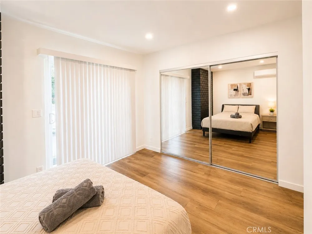 2449 Beachwood Drive #10 Hollywood Hills, CA 90068