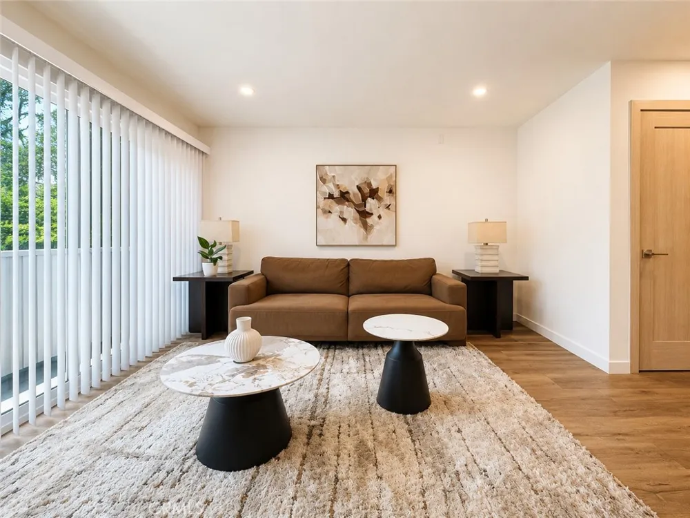 2449 Beachwood Drive #10 Hollywood Hills, CA 90068