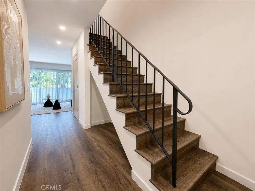 2449 Beachwood Drive #10 Hollywood Hills, CA 90068