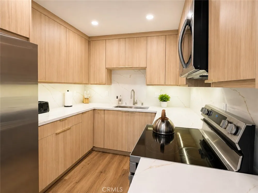 2449 Beachwood Drive #10 Hollywood Hills, CA 90068