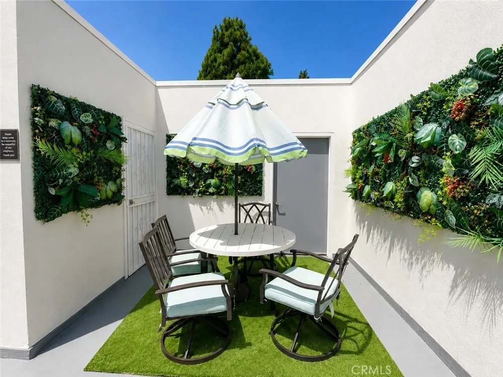 2449 Beachwood Drive #10 Hollywood Hills, CA 90068