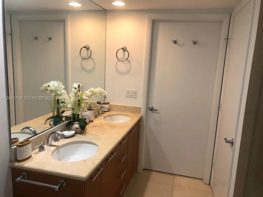 50 Biscayne Blvd #2810 Miami, FL 33132
