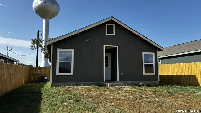 808 E 6TH ST Nixon, TX 78140