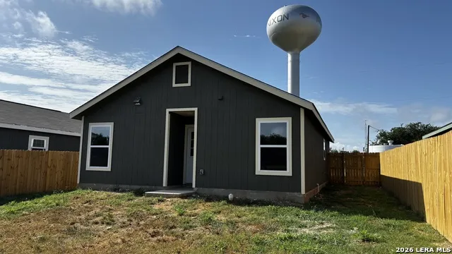 808 E 6TH ST Nixon, TX 78140