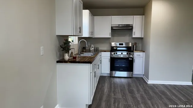808 E 6TH ST Nixon, TX 78140