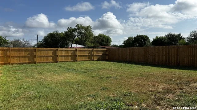 808 E 6TH ST Nixon, TX 78140
