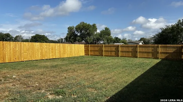 808 E 6TH ST Nixon, TX 78140