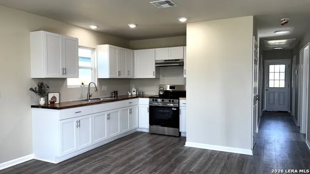 808 E 6TH ST Nixon, TX 78140
