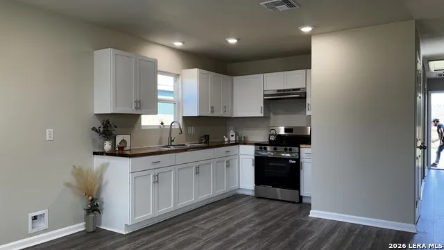 808 E 6TH ST Nixon, TX 78140