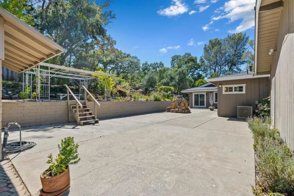 9465 Watsonville Road Gilroy, CA 95020