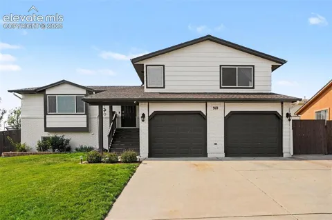 910 Lindstrom Drive