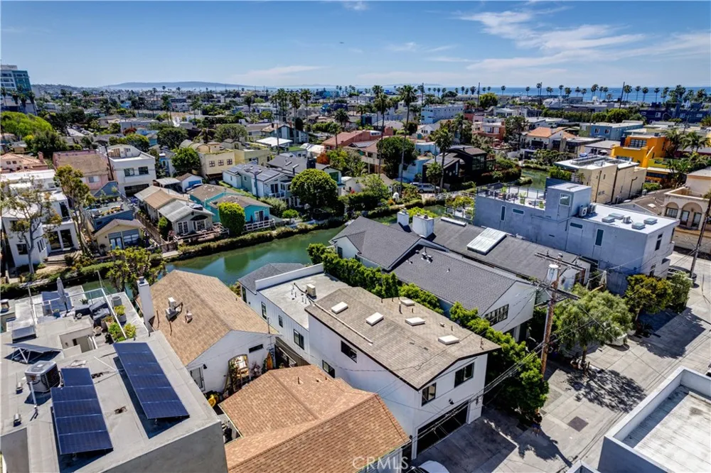 223 Howland Canal Venice, CA 90291