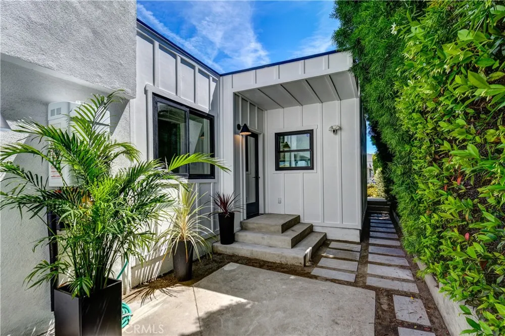 223 Howland Canal Venice, CA 90291