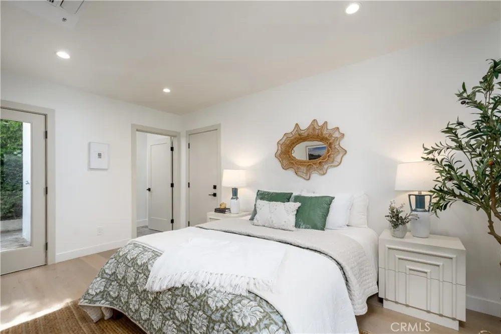 223 Howland Canal Venice, CA 90291