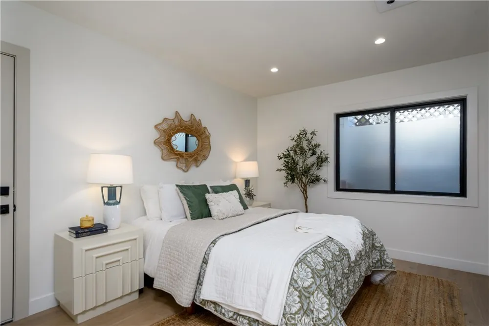 223 Howland Canal Venice, CA 90291
