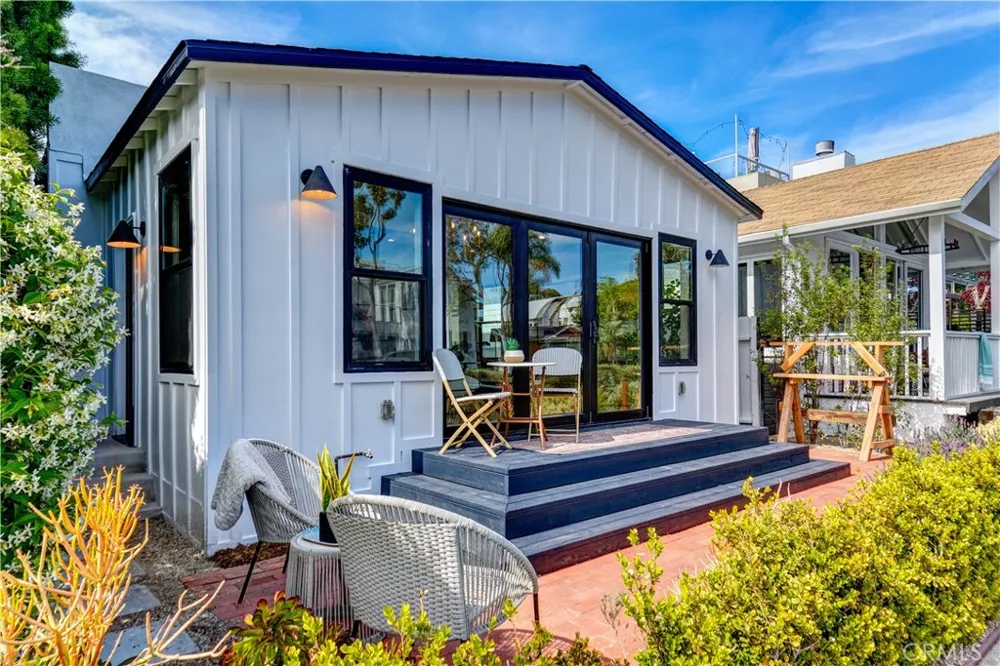 223 Howland Canal Venice, CA 90291