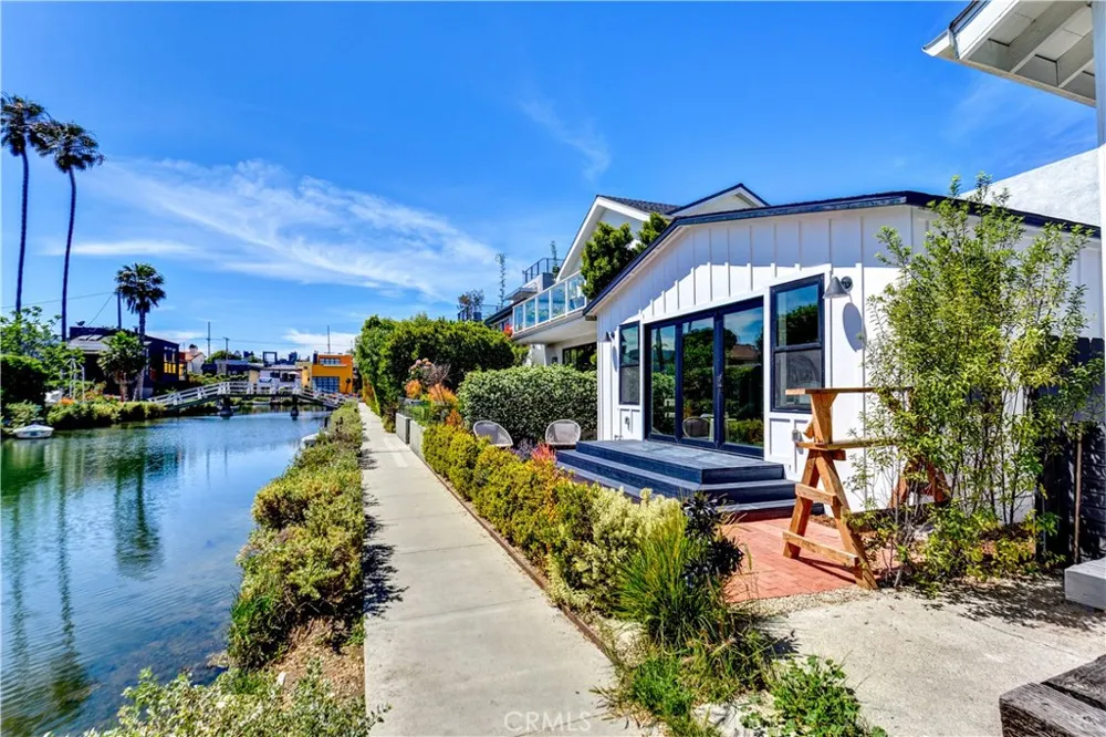 223 Howland Canal Venice, CA 90291