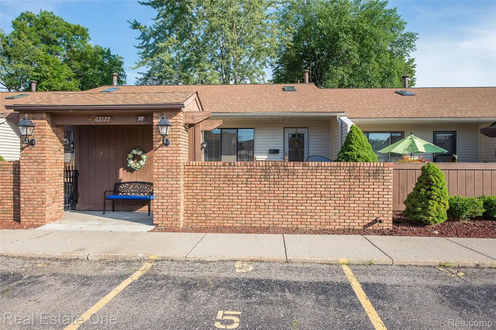 62177 TICONDEROGA #4 South Lyon City, MI 48178