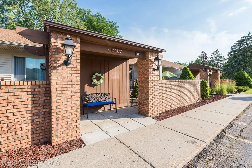 62177 TICONDEROGA #4 South Lyon City, MI 48178
