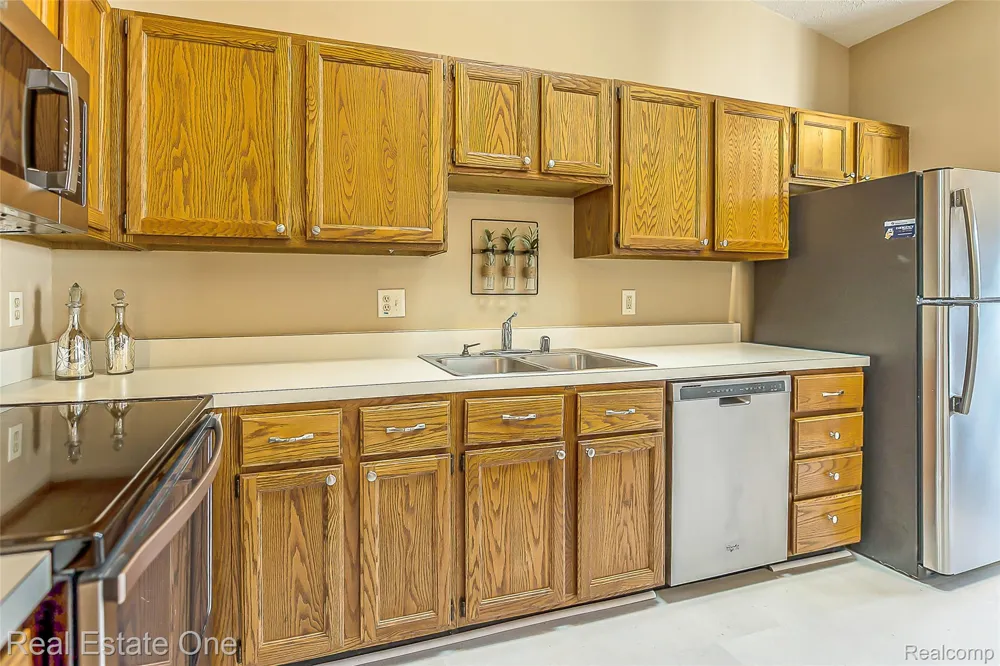 62177 TICONDEROGA #4 South Lyon City, MI 48178