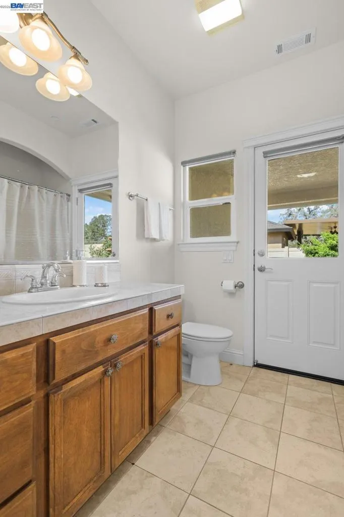 2110 Cadjew St Redding, CA 96003