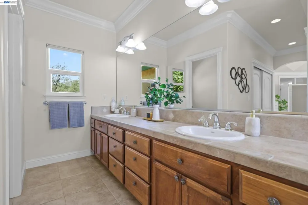 2110 Cadjew St Redding, CA 96003