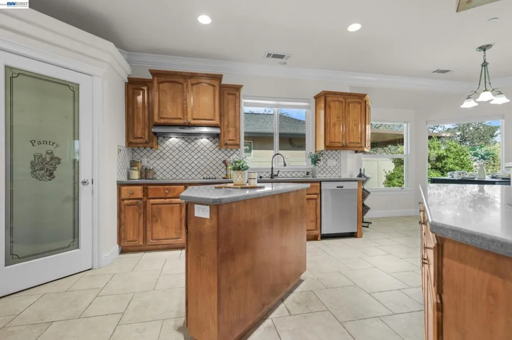 2110 Cadjew St Redding, CA 96003