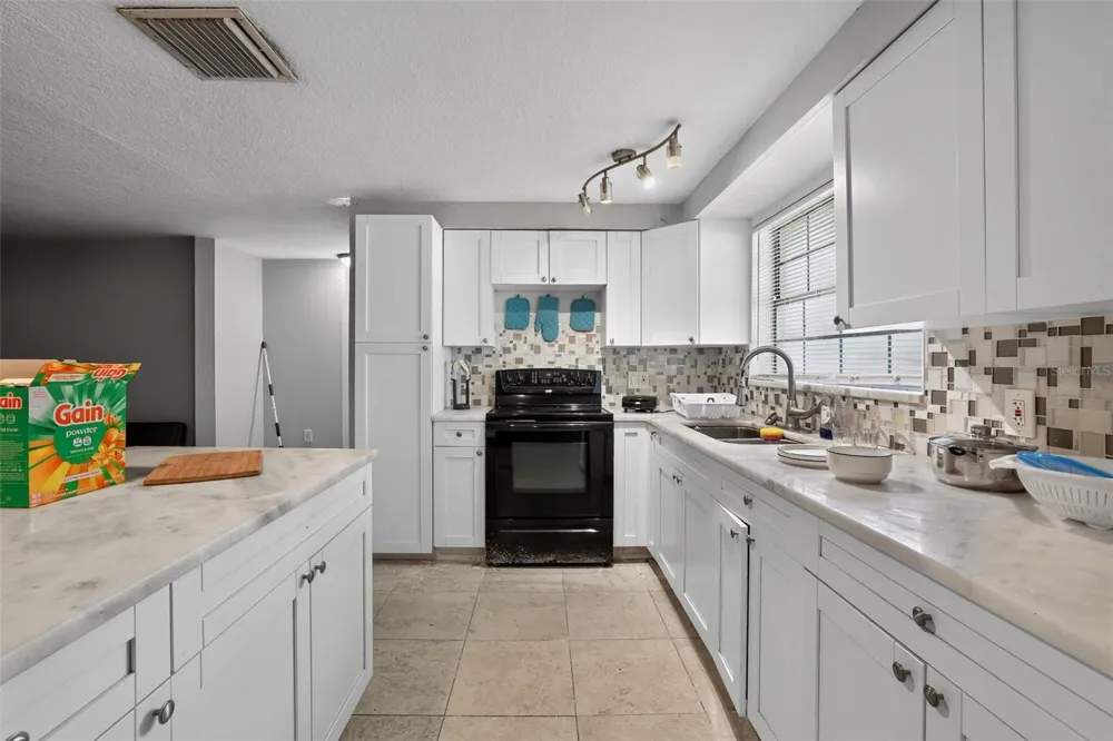 10109 MAIN STREET Thonotosassa, FL 33592
