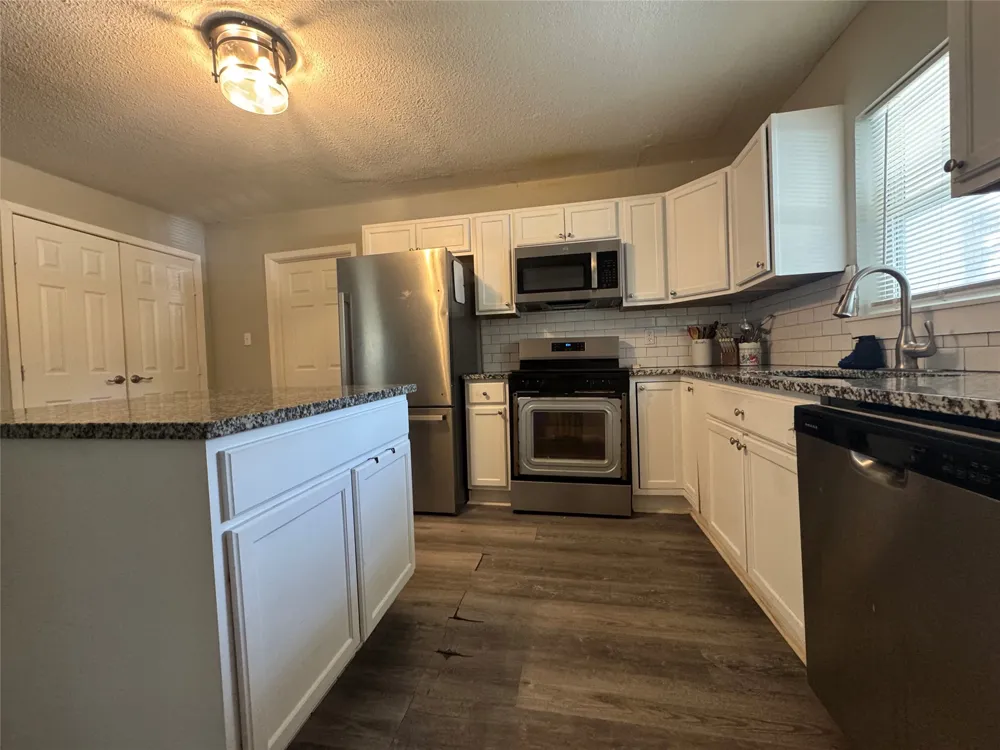 105 S Lakeview Drive Lacy Lakeview, TX 76705