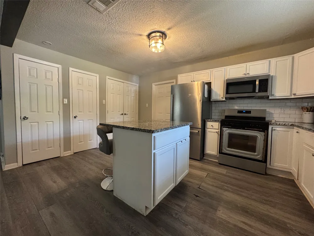 105 S Lakeview Drive Lacy Lakeview, TX 76705