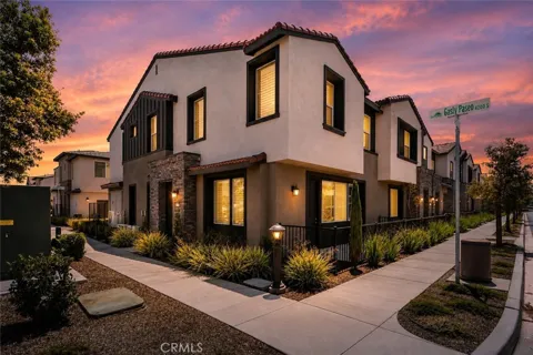 2843 E Bedford Privado
