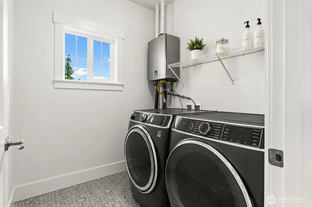 41 E Blackwell Street Allyn, WA 98524