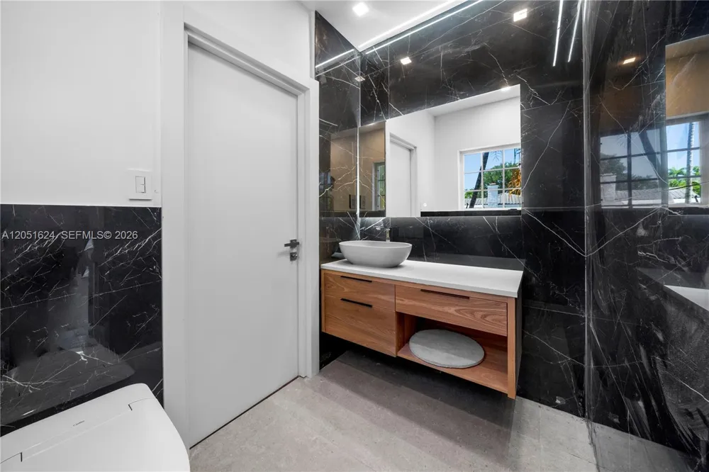 5824 Alton Rd Miami Beach, FL 33140