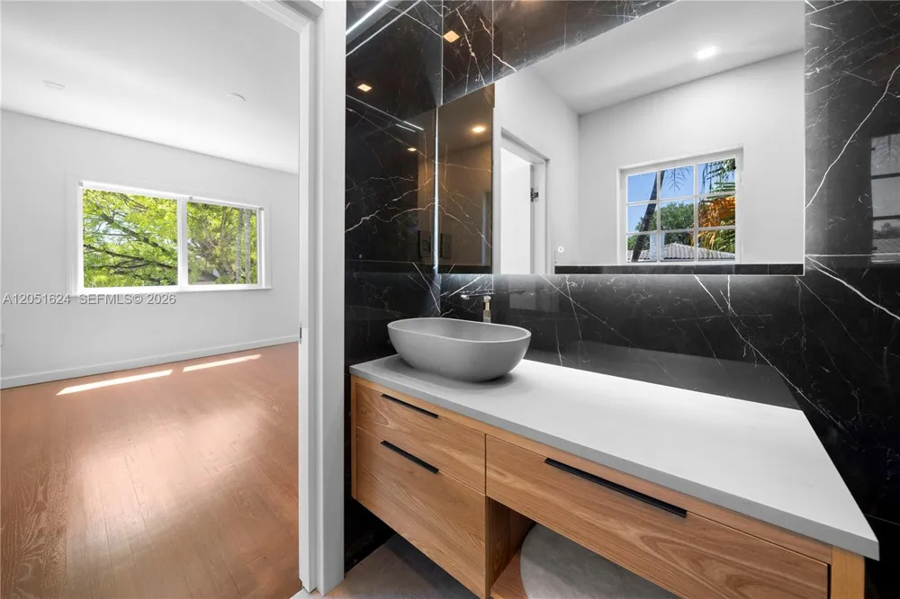 5824 Alton Rd Miami Beach, FL 33140