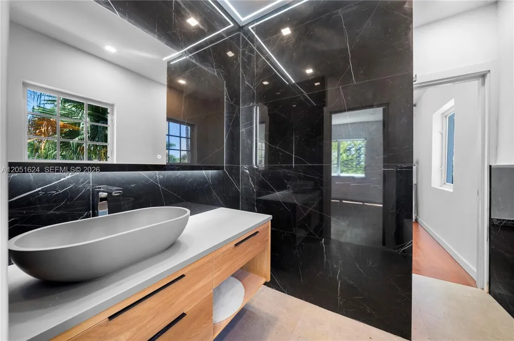 5824 Alton Rd Miami Beach, FL 33140