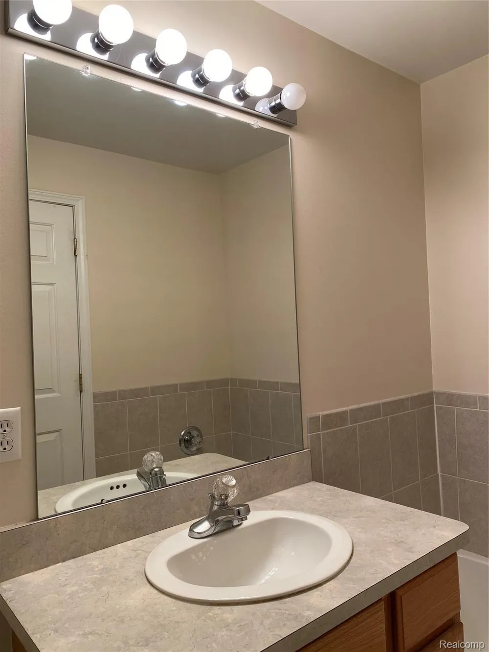 1394 Ashford Court Troy City, MI 48084