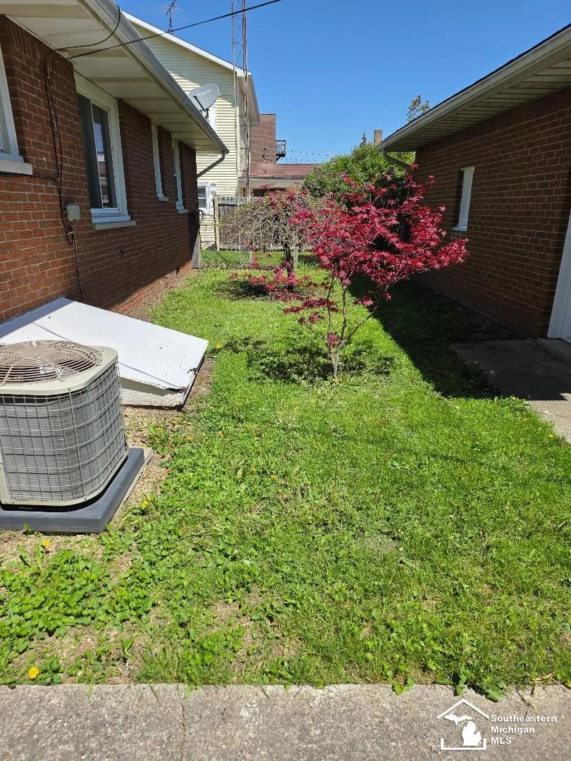 240 Ypsilanti Street Dundee Village, MI 48131
