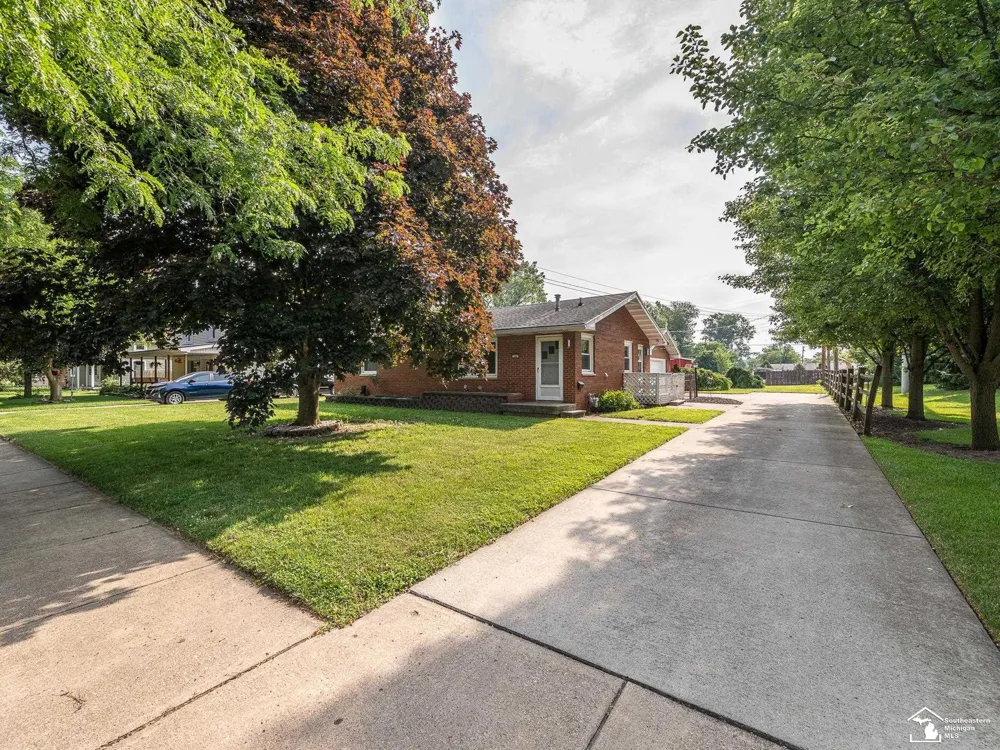 240 Ypsilanti Street Dundee Village, MI 48131